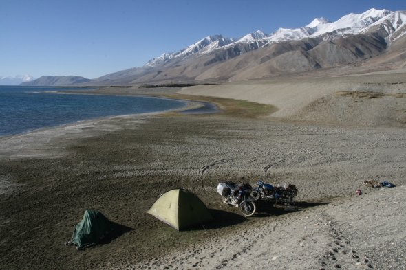 38 our camp at the pangong lake at 4300m.JPG